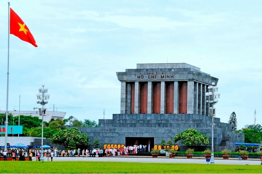 Hàng tre xanh mướt quanh Lăng Bác