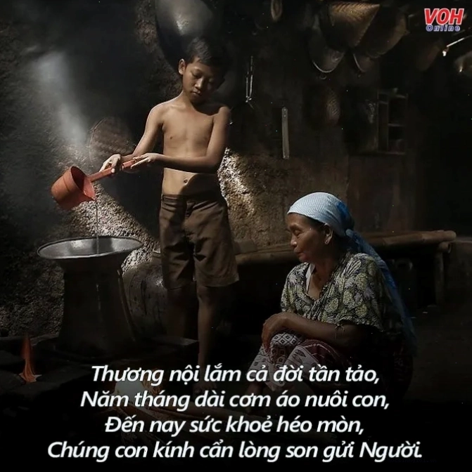 Hình ảnh bà đang ôm cháu thể hiện tình cảm ấm áp