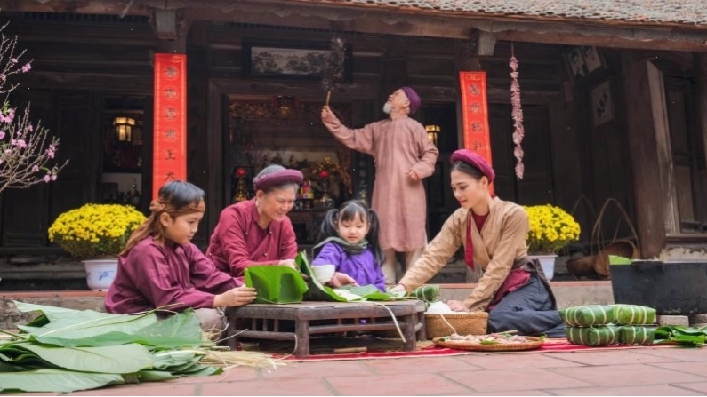 Hình ảnh gia đình quây quần bên mâm cỗ Tết