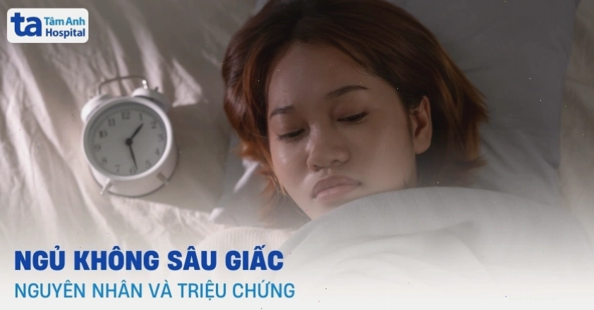 Hình ảnh minh họa người đang trằn trọc trên giường ngủ