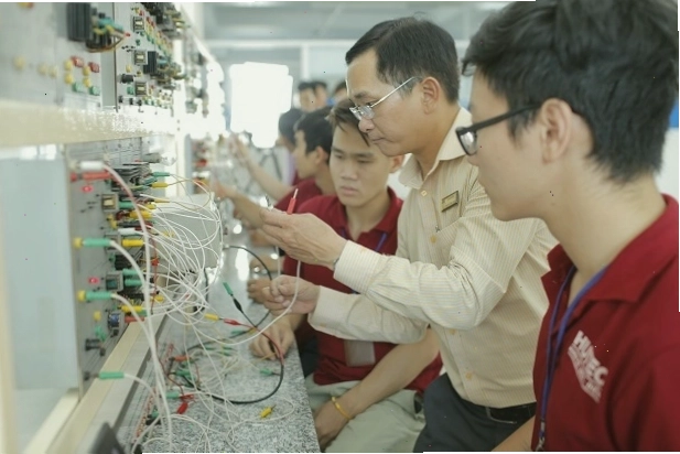 Học sinh làm việc trong phòng thí nghiệm kỹ thuật