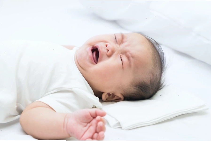 Khi bé khóc đêm, mẹ hãy đợi 2 phút rồi nhẹ nhàng dỗ mà không bật đèn hoặc bế bé