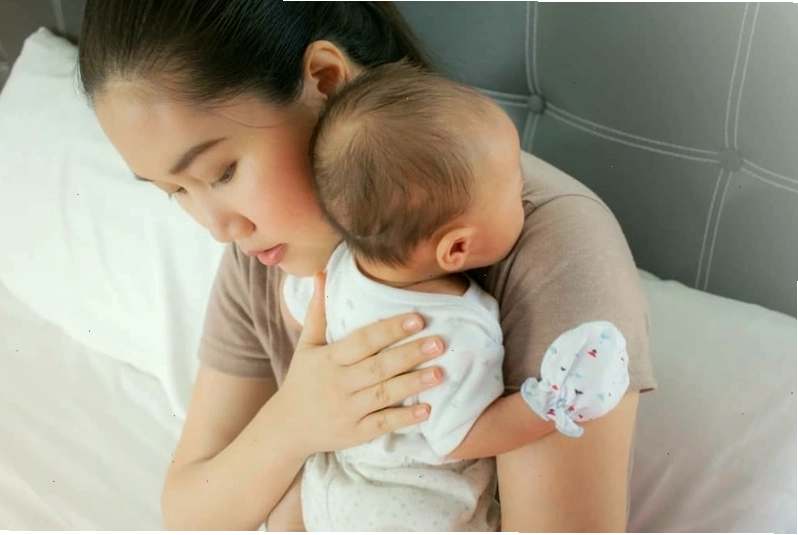 Khi bé ọc sữa ra nhiều cần đưa đi khám