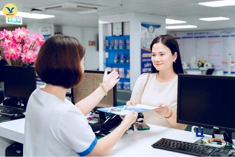 Khi có biểu hiện ít sữa, các bà mẹ nên đi khám để được bác sĩ tìm hiểu nguyên nhân và hướng dẫn cách xử trí.