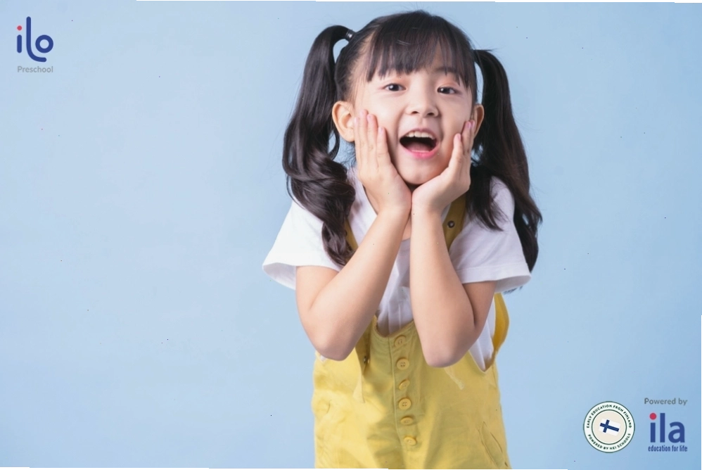 Kiểu tóc dài xoăn sóng lọn to tạo vẻ ngoài cuốn hút cho bé gái
