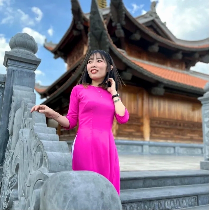 Kim Hương biên tập viên VOH