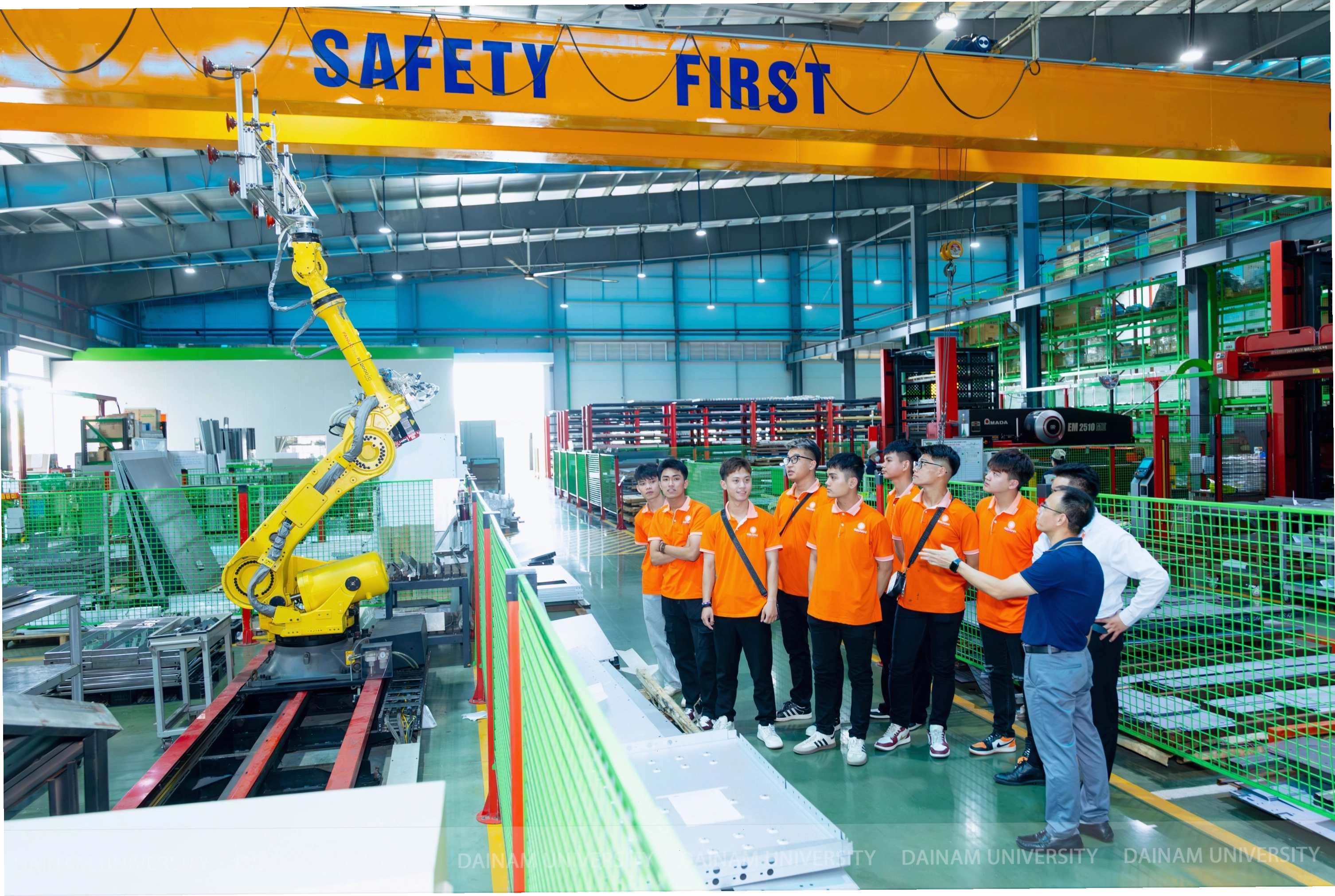Kỹ sư đang lập trình cho hệ thống tự động