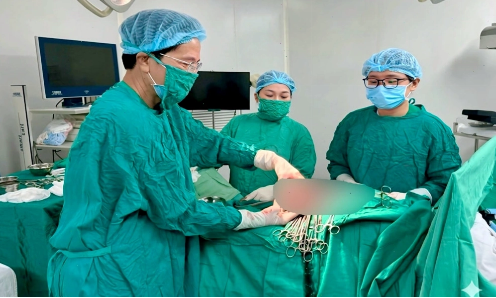 Lá bắp cải lạnh giúp giảm sưng viêm bầu ngực do tắc tia sữa