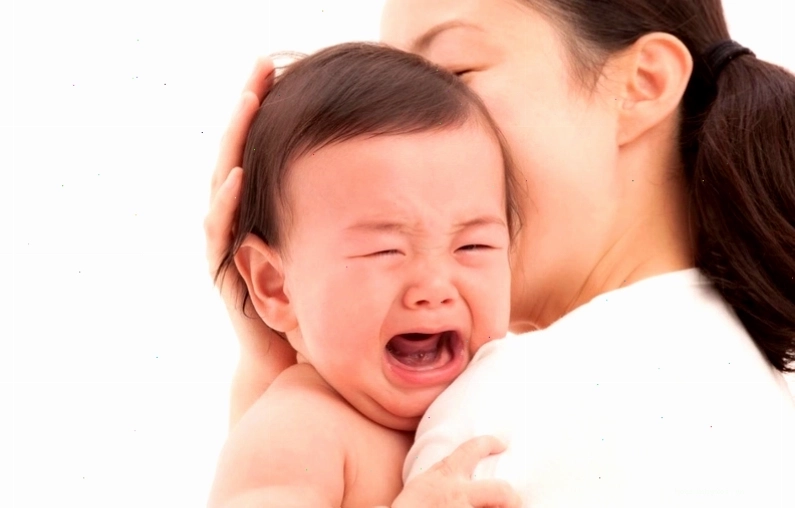 Lau người cho bé bằng nước ấm là một cách hạ sốt hiệu quả