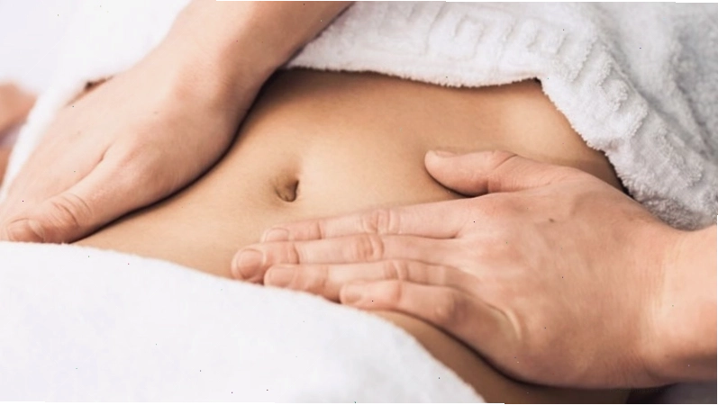 Massage bụng nhẹ nhàng giúp giảm sôi bụng