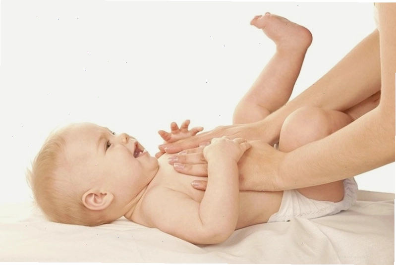 Massage nhẹ nhàng giúp bé thư giãn và giảm vặn mình