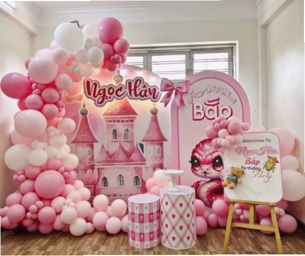 Mẫu decor thôi nôi bé gái tuổi rắn với tông màu hồng pastel và phụ kiện tinh tế