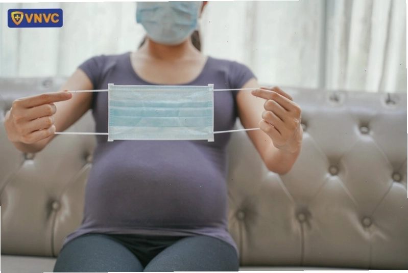 Mẹ bầu nên đeo khẩu trang khi ra ngoài để phòng tránh lây nhiễm chéo