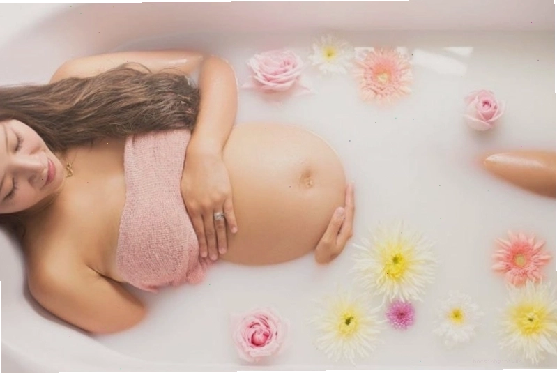Mẹ bầu thư giãn với nước ấm giúp giảm căng thẳng trước ngày sinh
