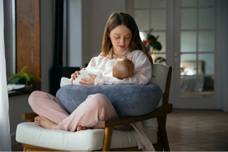 Mẹ bỉm bị ít sữa có thể do cho con bú chưa đúng cách hoặc các vấn đề sức khỏe khác.
