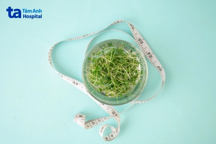 Mẹ bỉm sữa thực hiện bài tập thể dục cùng em bé