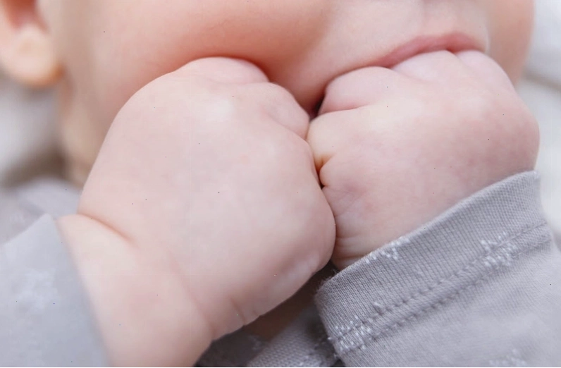 Mẹ đang vỗ ợ hơi cho trẻ sơ sinh