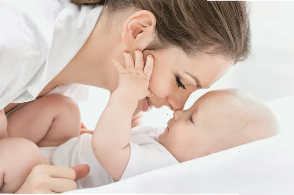 Mẹ dùng tăm bông làm sạch nhẹ nhàng miệng bé