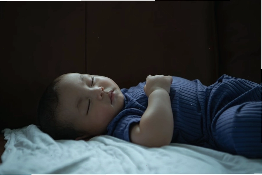 Mẹ nên tránh đùa nghịch với bé trước giờ đi ngủ