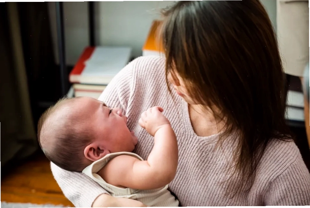 Mẹ ôm bé vào lòng để dỗ dành khi bé quấy khóc