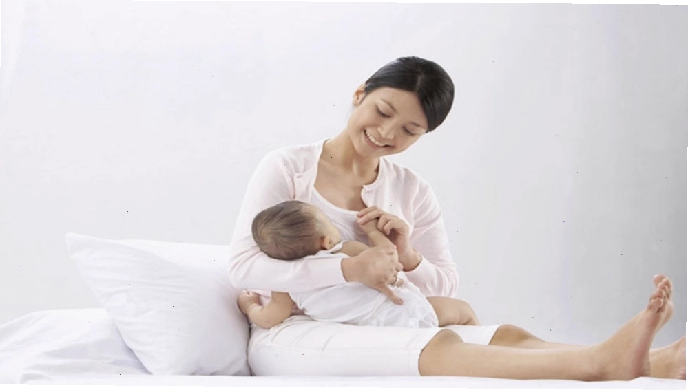 Mẹ thực hiện chườm ấm và massage bầu ngực để chữa tắc tia sữa