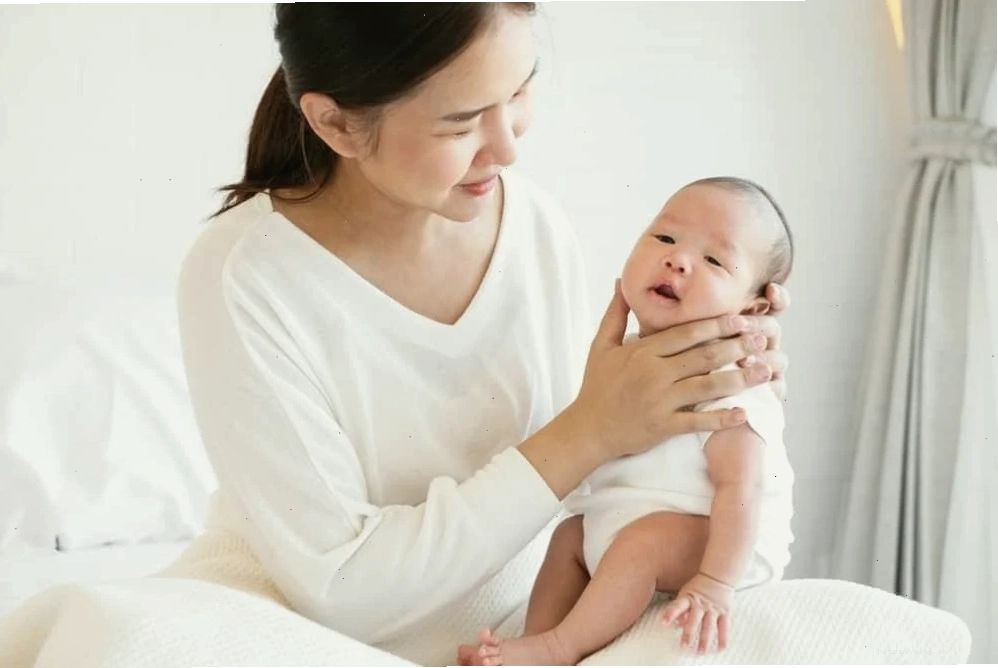 Mẹ thực hiện động tác vỗ ợ hơi cho bé sơ sinh