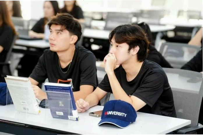 Minh họa các hoạt động trong marketing, bao gồm nghiên cứu thị trường và phát triển sản phẩm