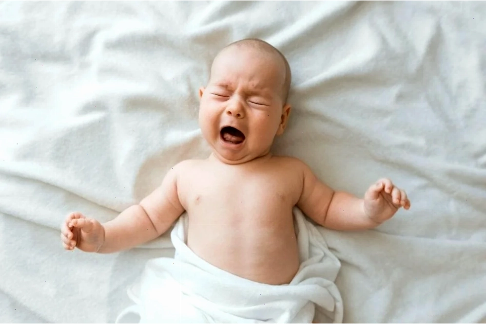 Minh họa dấu hiệu nhận biết bé bị đầy hơi