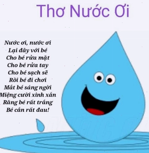 Một em bé đang tự rửa tay với nước và xà phòng