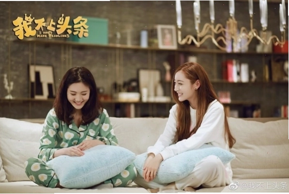 Một nhóm bạn trẻ đang đọc truyện trên điện thoại, minh họa sự phổ biến của teenfic
