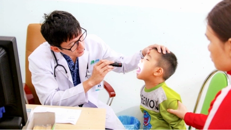 Nên đưa trẻ đến bệnh viện khi trẻ bị sốt cao hoặc có dấu hiệu bất thường