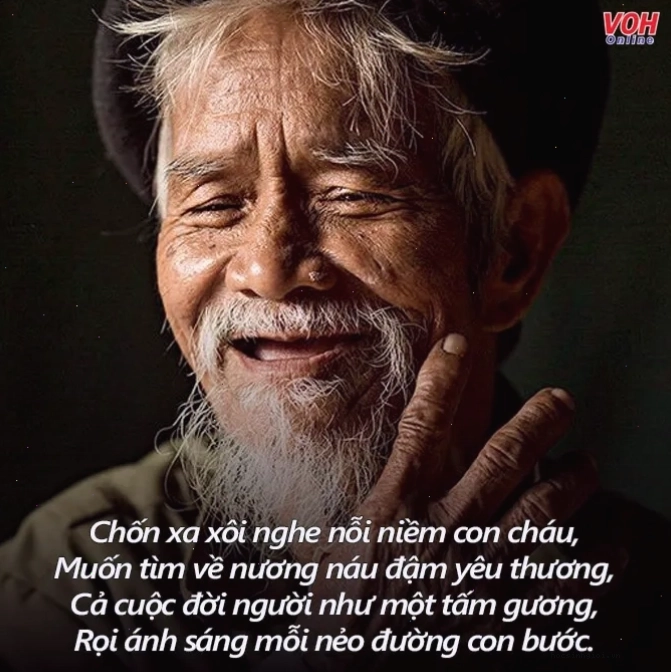 Người cháu tặng hoa cho bà