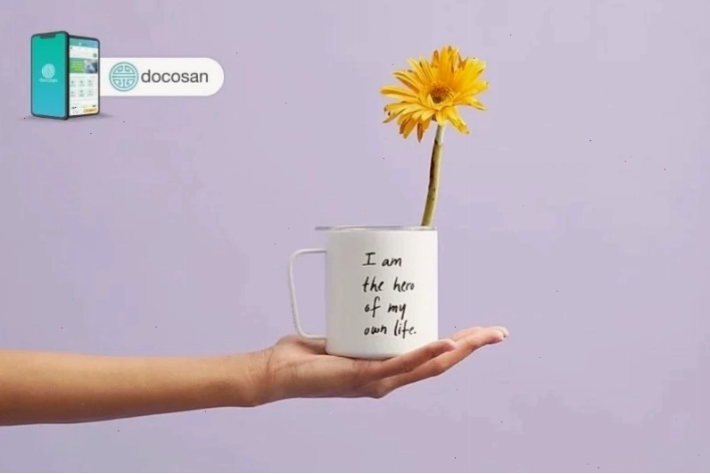 Người chạy bộ trên đỉnh núi tận hưởng không khí trong lành