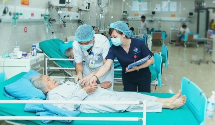 Người dân tham gia chia buồn trong một đám tang