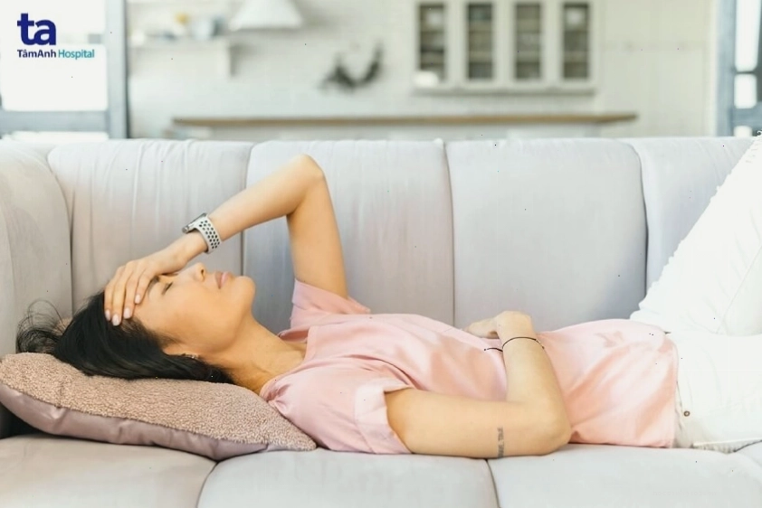 Người đang thực hiện massage đầu và vai gáy để giảm đau đầu