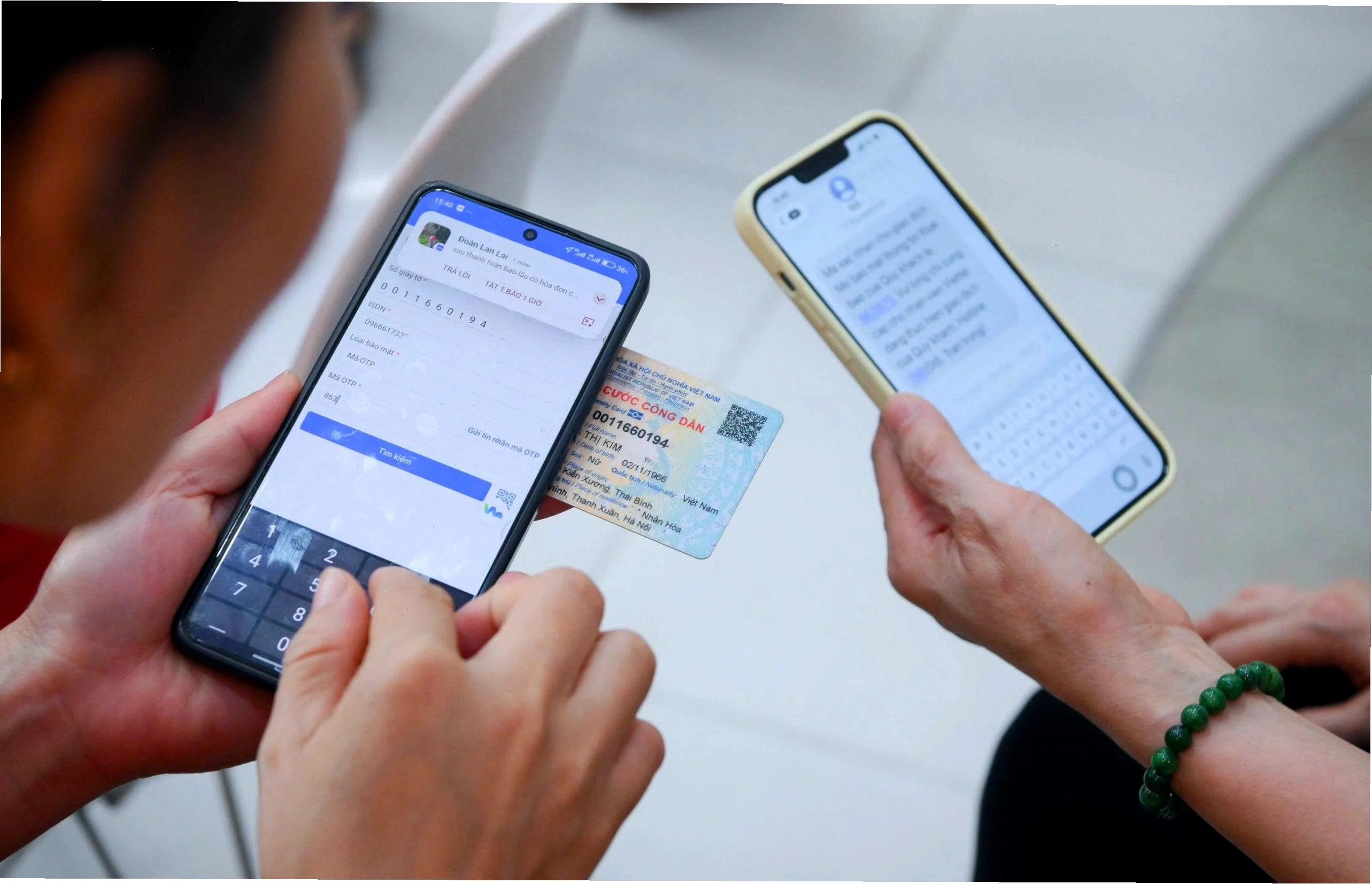 Người dùng đang sử dụng điện thoại thông minh