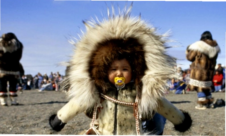 Người Inuit sinh sống tại vùng Bắc Cực với trang phục truyền thống