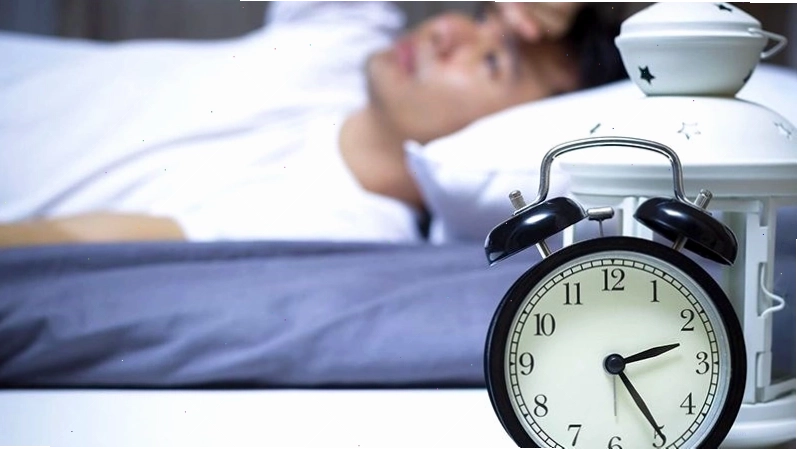 Người nằm trằn trọc trên giường, biểu hiện của chứng mất ngủ do lo âu