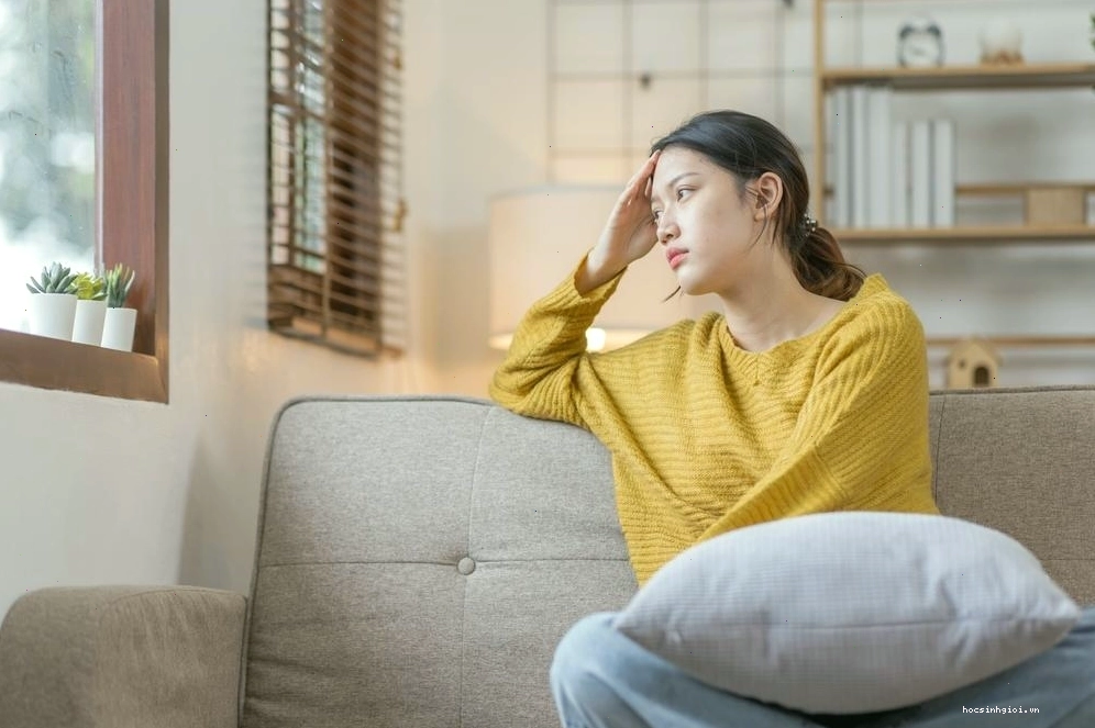 Nguyên nhân suy nghĩ quá mức liên quan đến trải nghiệm cá nhân và áp lực cuộc sống