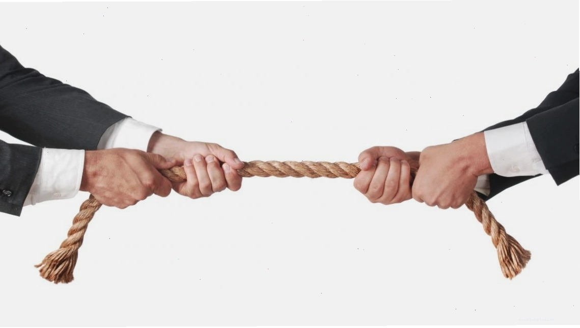 Nhân viên đang thảo luận về một đề nghị phản hồi (counter offer) với nhà tuyển dụng