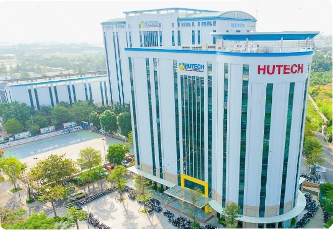 Nhân viên kỹ thuật đang làm việc với hệ thống điện tử