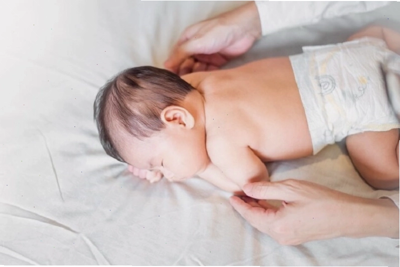 Nhiều mẹ lựa chọn mẹo dân gian chữa sôi bụng ở trẻ sơ sinh bằng cách đổi tư thế nằm sấp cho con