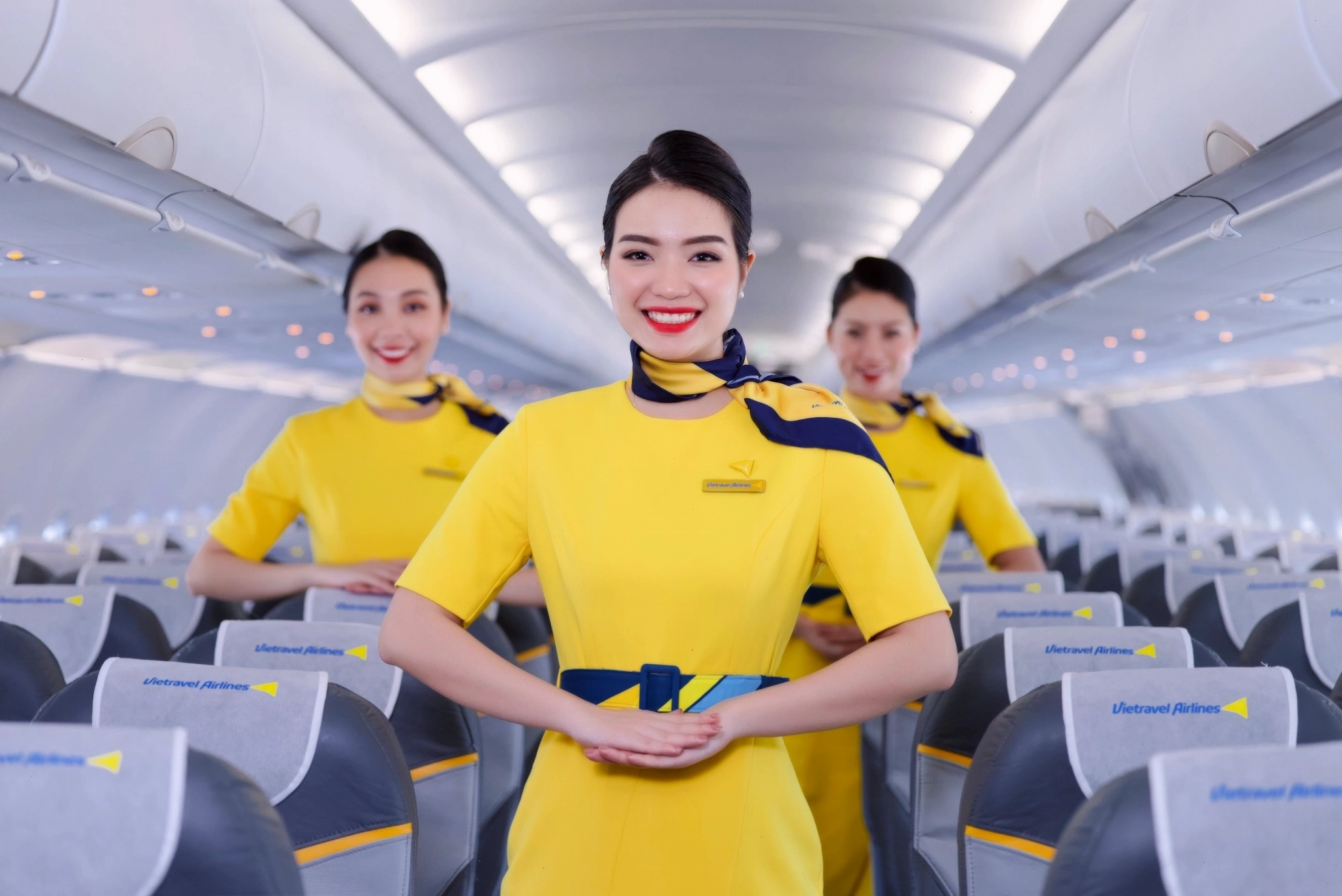 Nhóm người trẻ đang thảo luận về ý nghĩa cuộc sống và giá trị đích thực