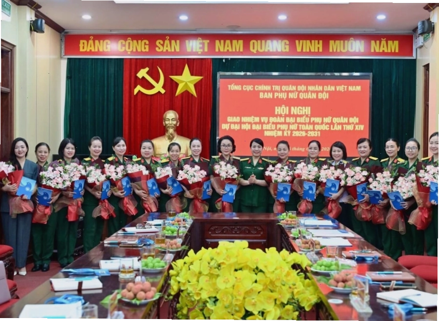 Những người phụ nữ chờ đợi người lính trở về
