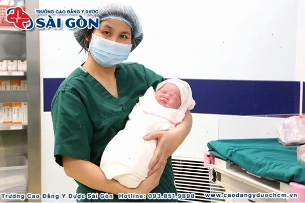 Nữ hộ sinh tận tâm chăm sóc em bé sơ sinh