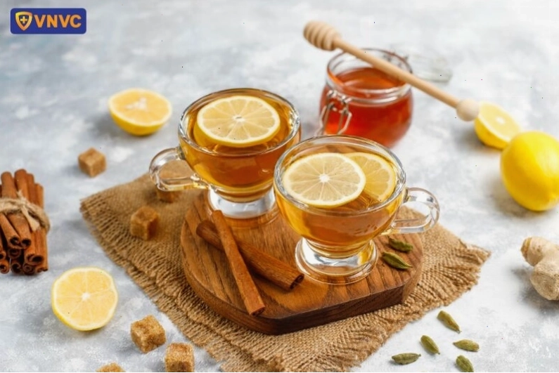 Nước chanh pha mật ong ấm giúp làm dịu cổ họng và giảm ho