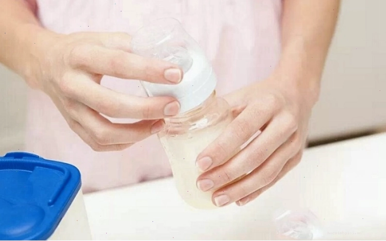Pha sữa đúng cách giúp giảm sôi bụng ở trẻ