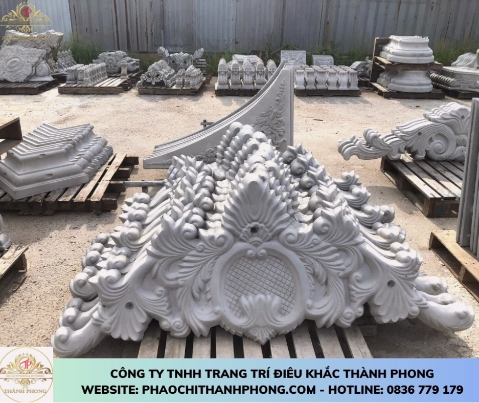 Phù điêu xi măng với chi tiết sắc nét