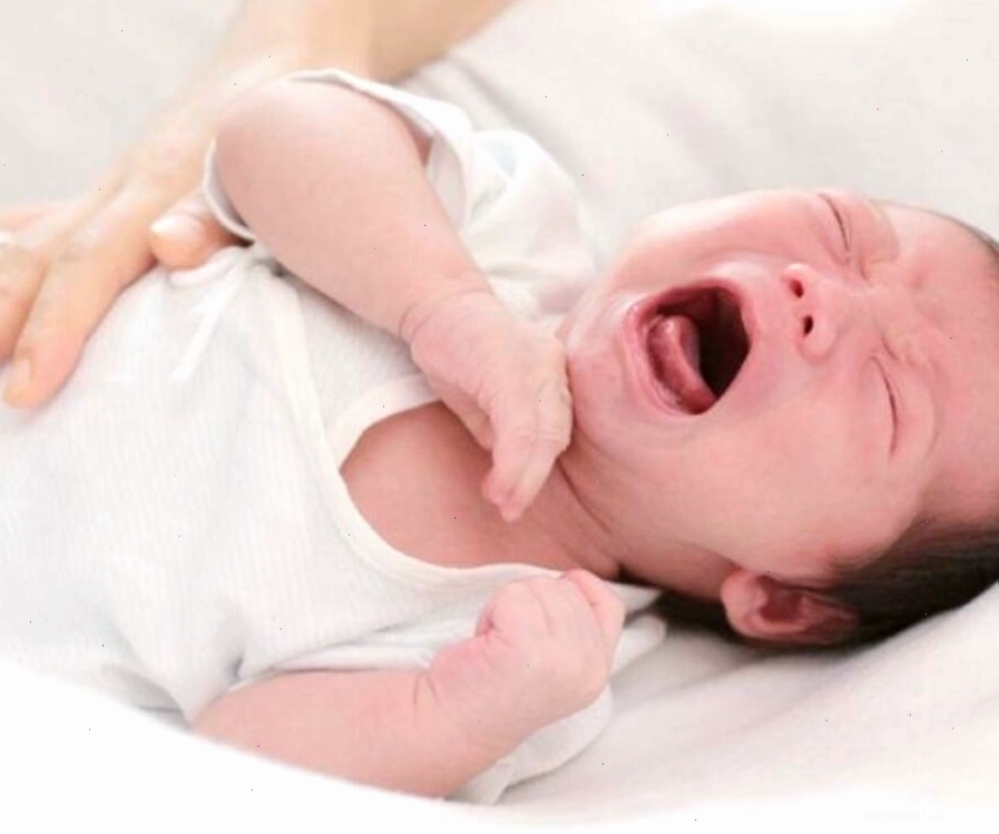 Quần áo không thoải mái khiến bé dễ vặn mình
