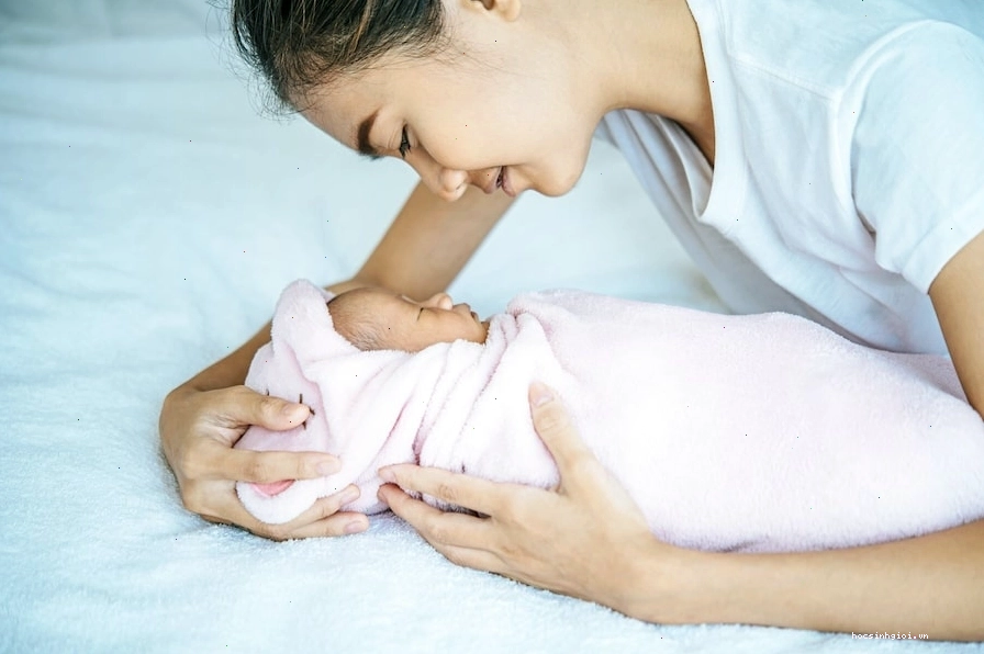 Quấn chũn hoặc tã giúp bé cảm thấy an toàn, như đang nằm trong bụng mẹ